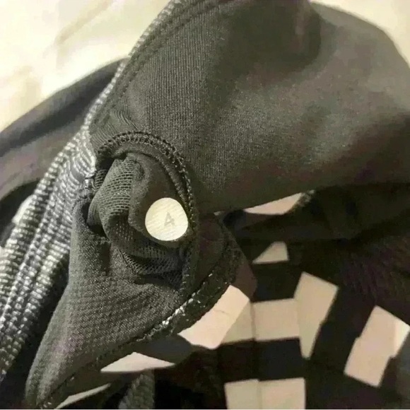 Lulu lemon Black Striped rest less tank black/burlap texture black dune. - Picture 9 of 13